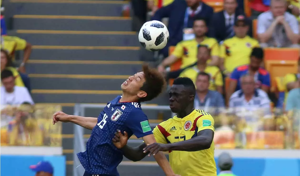 Dávinson Sánbchez disputa el balón con un jugador de Japón