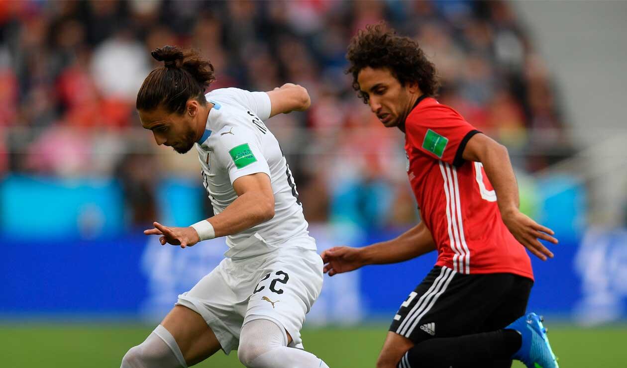 Martín Cáceres de Uruguay, defiende el balón ante un jugador de Egipto