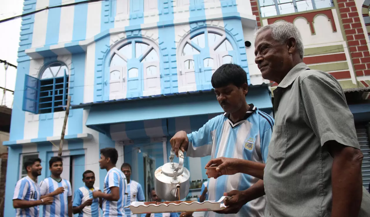 Shib Shankar Patra, aficionado de Lionel Messi, pintó su casa con los colores argentinos 