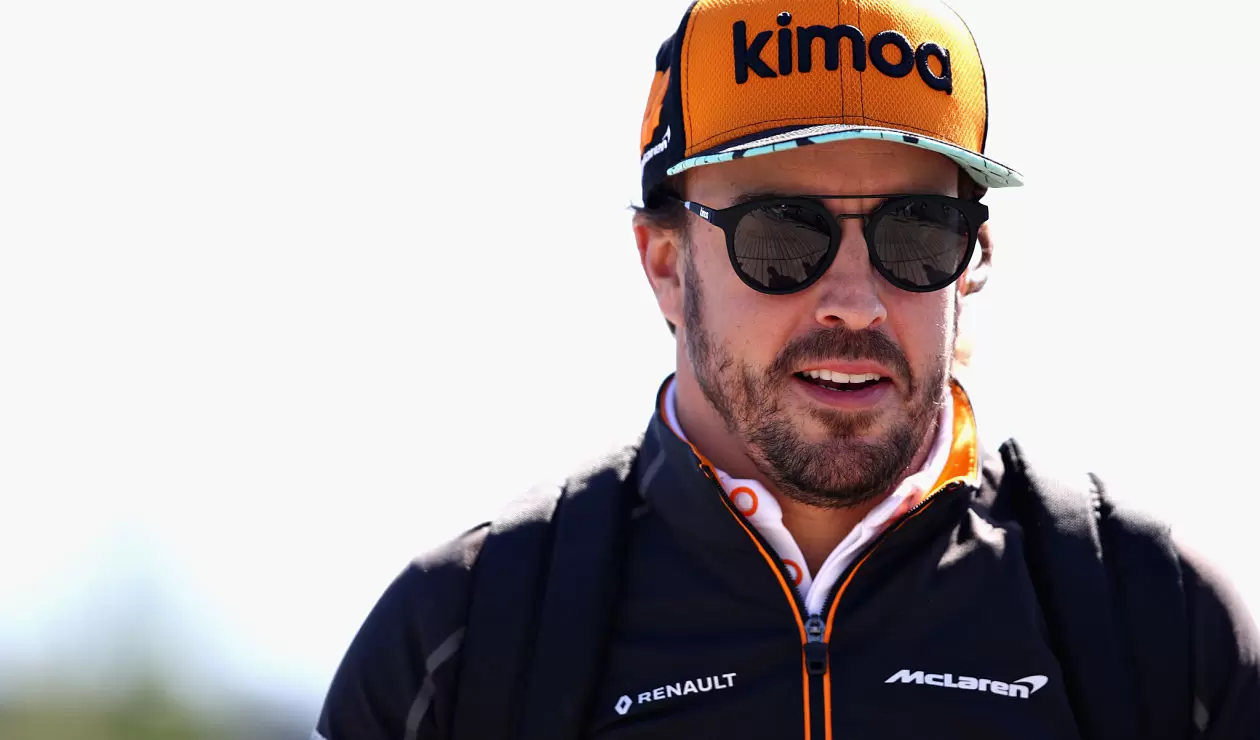 Fernando Alonso, piloto de McLaren quien abandonó la carrera por fallas eléctricas en su vehículo 