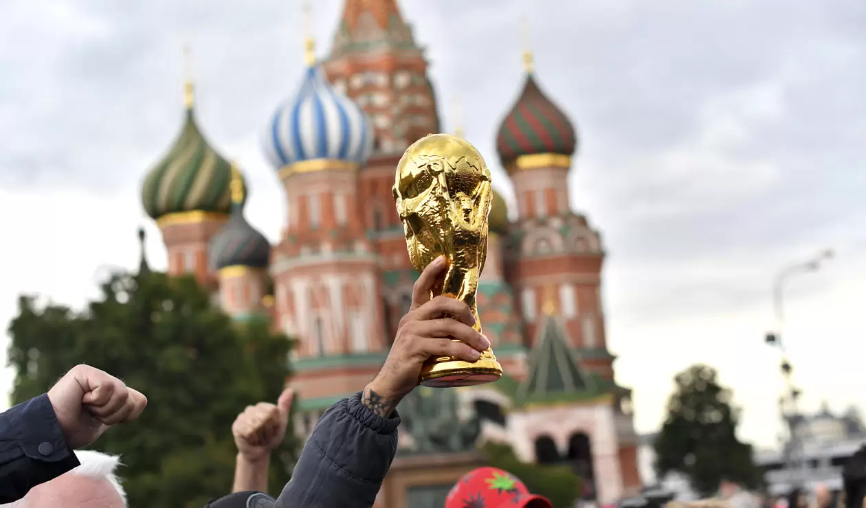 Réplica de la Copa Mundo exhibida por las calles de Moscú 