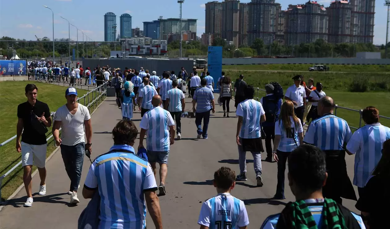 Hinchas de Argentina antes del partido ante Islandia en el Mundial