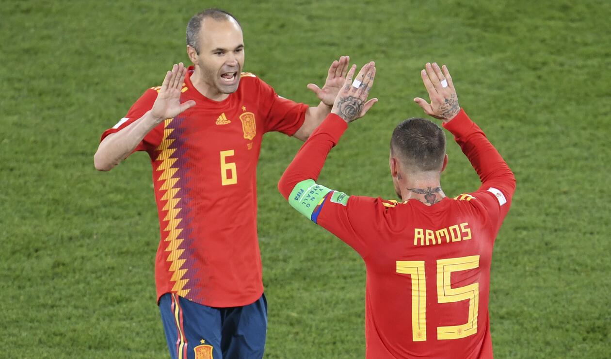 Andrés Iniesta y Sergio Ramos celebran la clasificación a octavos de final en Rusia 2018