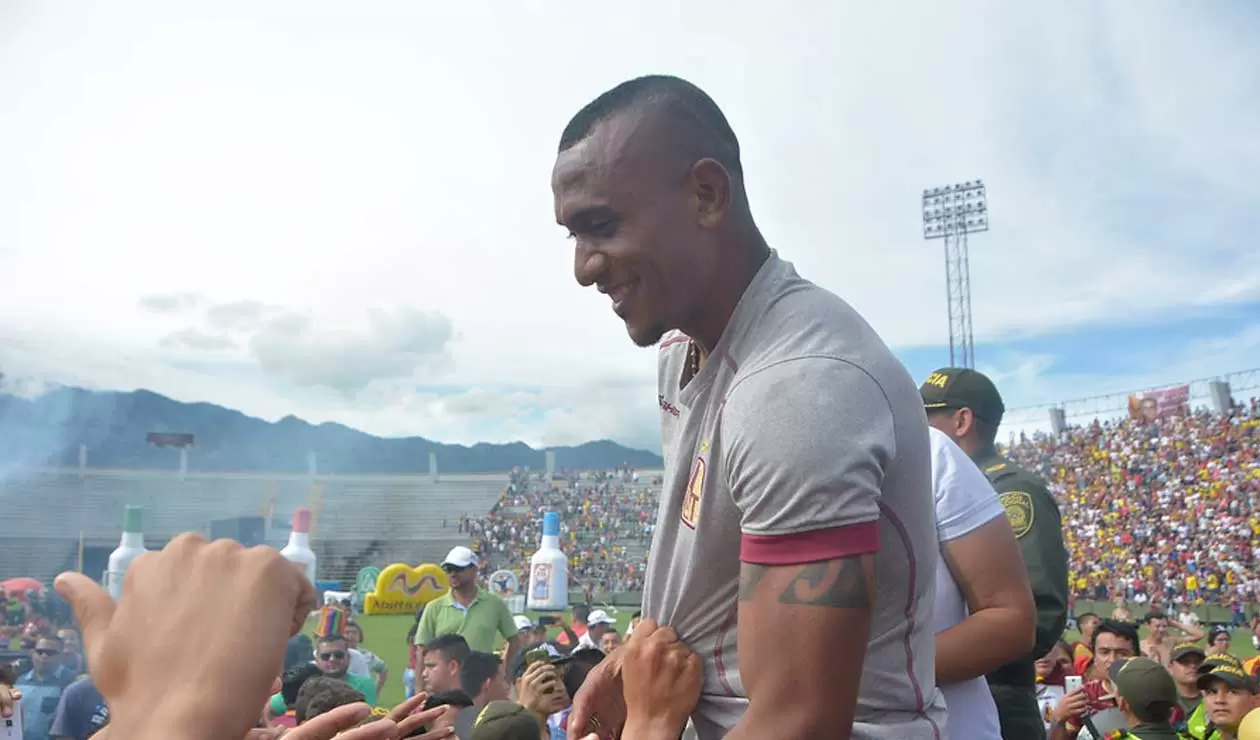 Un jugador del Deportes Tolima felicitado por los hinchas 'pijaos'
