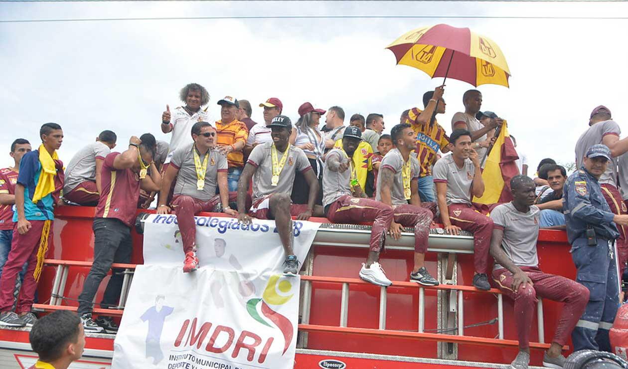 Jugadores del Deportes Tolima son recibidos por los aficionados en Ibagué