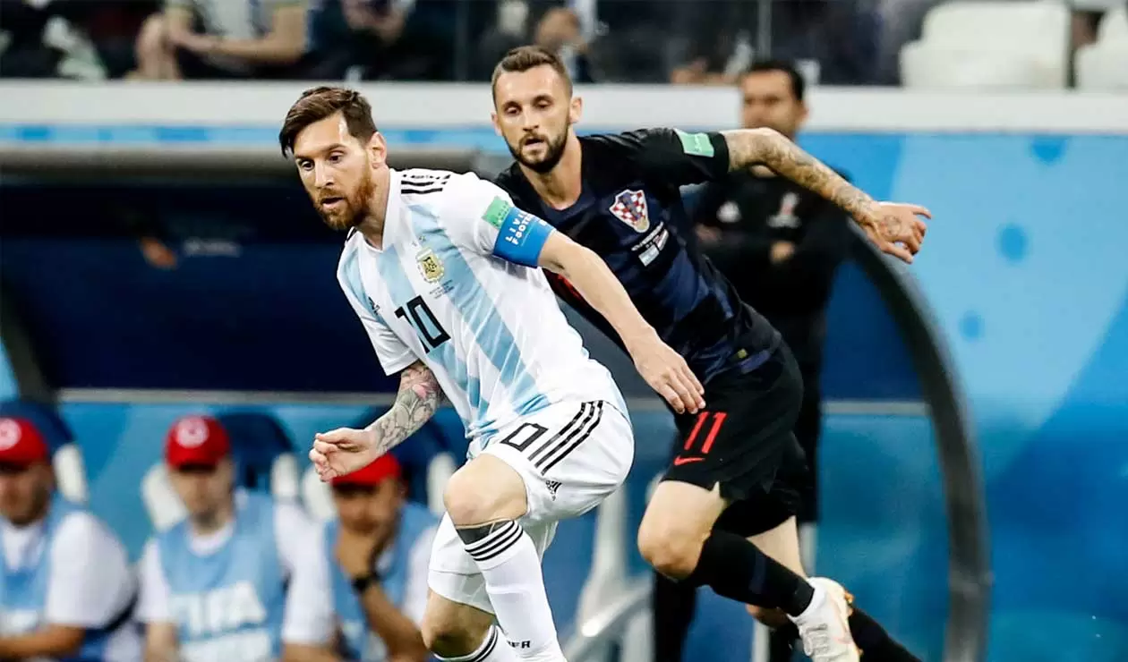 Lionel Messi ante el acecho de un jugador de Croacia 