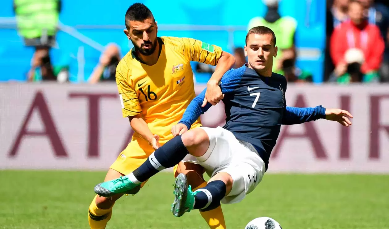 Antoine Griezmann y Aziz Behich en el partido Francia-Australia en el Mundial Rusia 2018