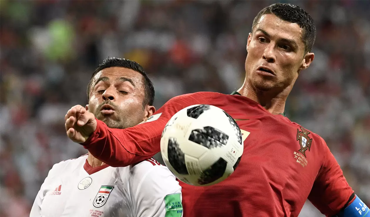 Cristiano Ronaldo frente a la marca de un jugador de Irán 