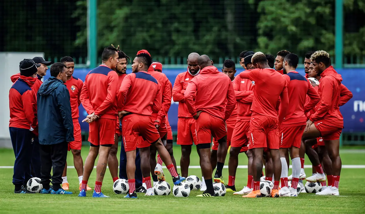 Selección Panameña escuchando a su director técnico Hernán Darío el 'Bolillo' Gómez 
