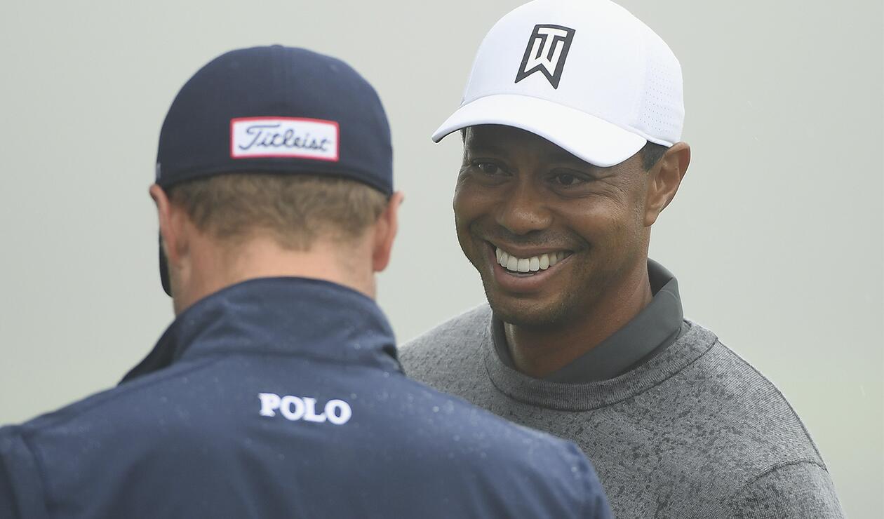 Tiger Woods Tiger Woods conversa animadamente con Justin Thomas en uno de los entrenamientos previos al US Open de Golf en Southampton, Nueva York.