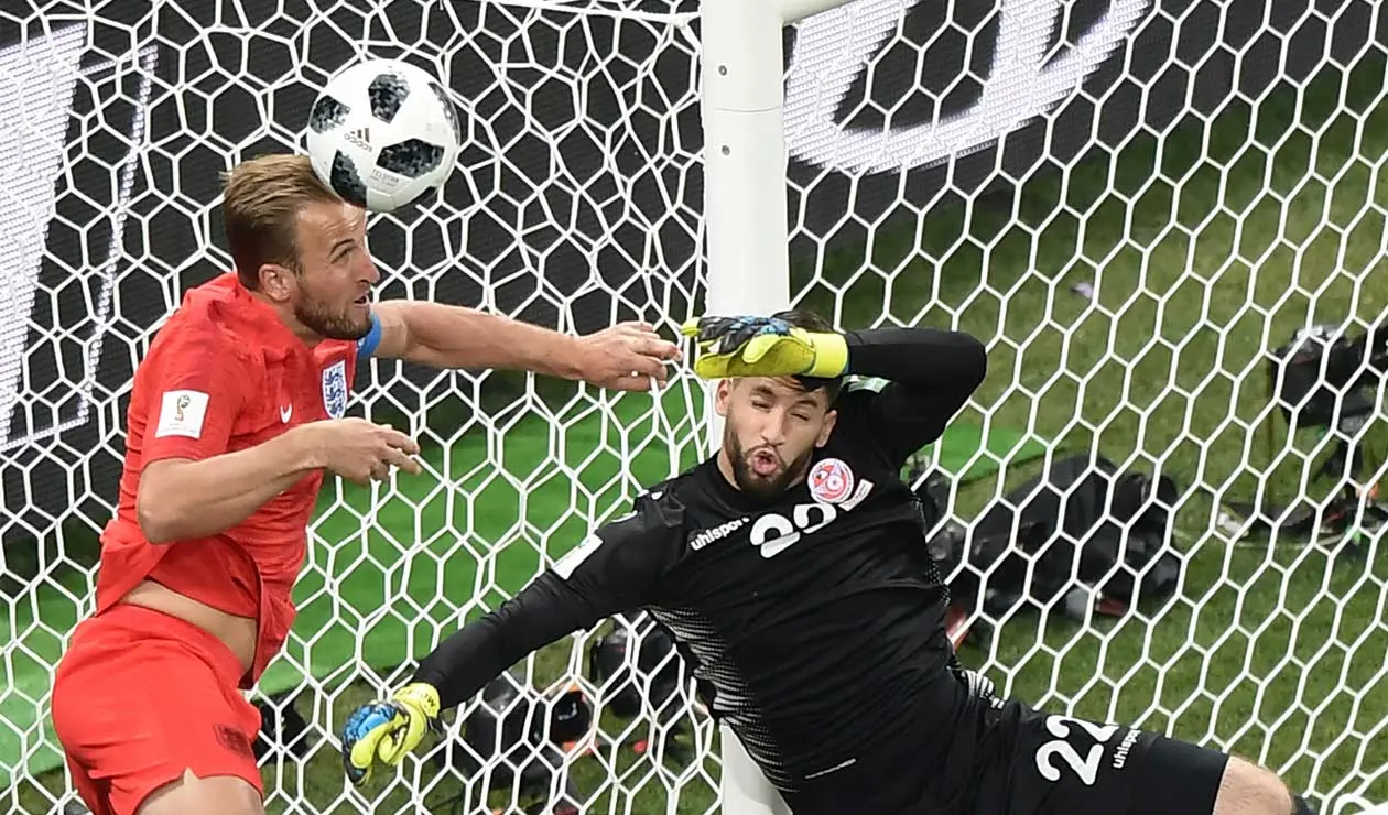 Harry Kane cabeceando la pelota en el partido Túnez Vs Inglaterra