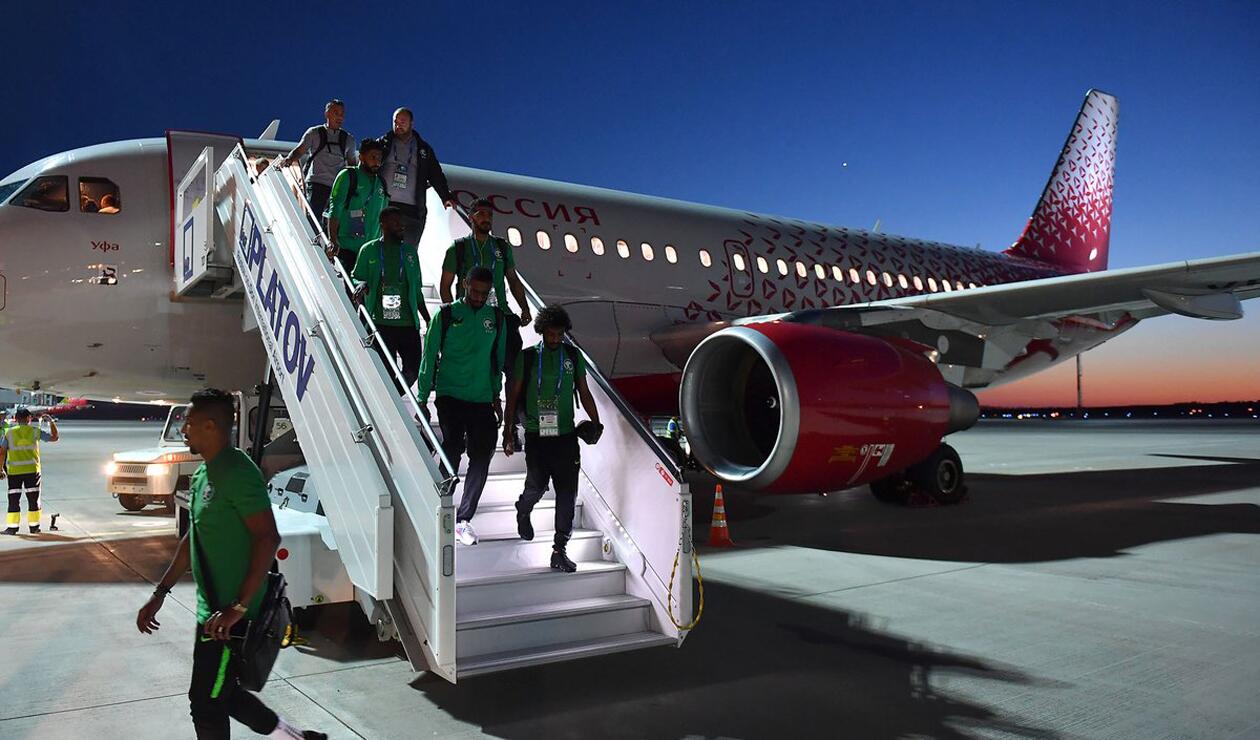 Jugadores de Arabia Saudita descendiendo del avión 