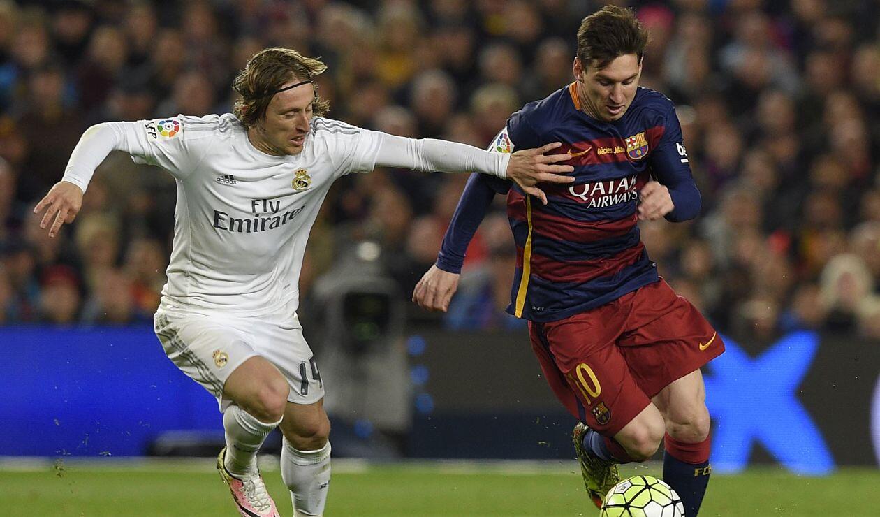 Luka Modrić y Lionel Messi disputan una pelota 
