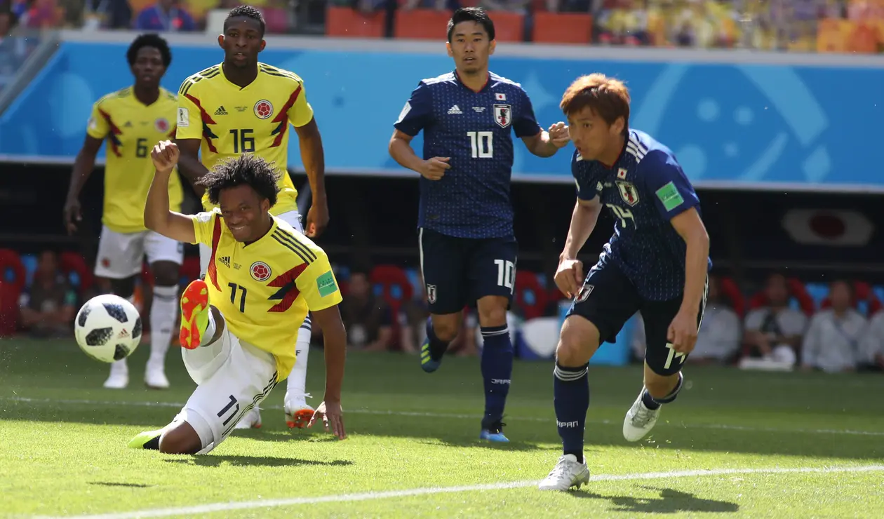 Juan Guillermo Cuadrado disputando un balón en el primer tiempo frente a Japón