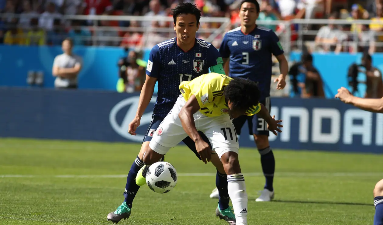 Juan Guillermo Cuadrado intentando seguir con la pelota en movimiento tras el marcaje del rival