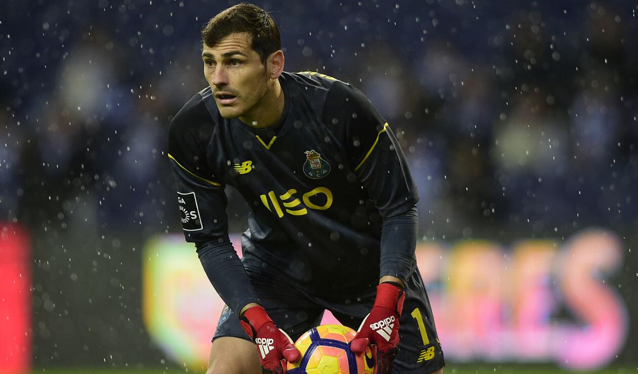 Iker Casillas atrapa un balón durante el partido de la liga Portugal, FC Porto vs CS Maritimo