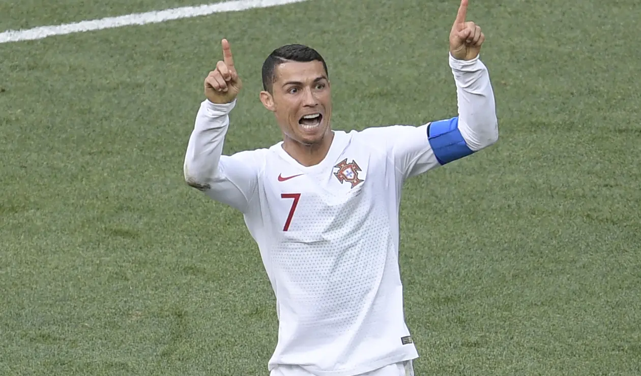 Cristiano Ronaldo pidiendo la intervención del VAR en Rusia 2018