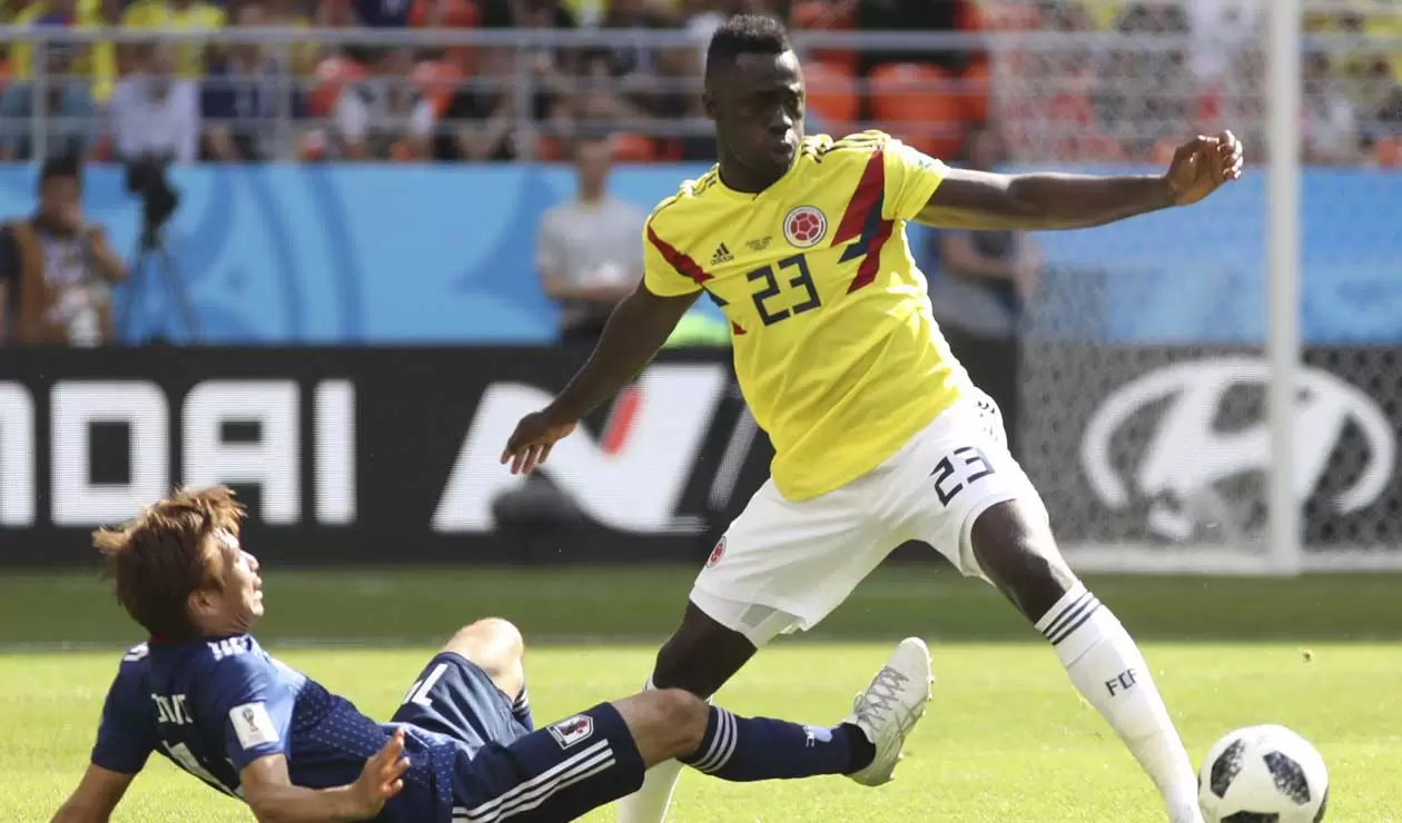 Davinson Sánchez peleando un balón en el partido Colombia - Japón