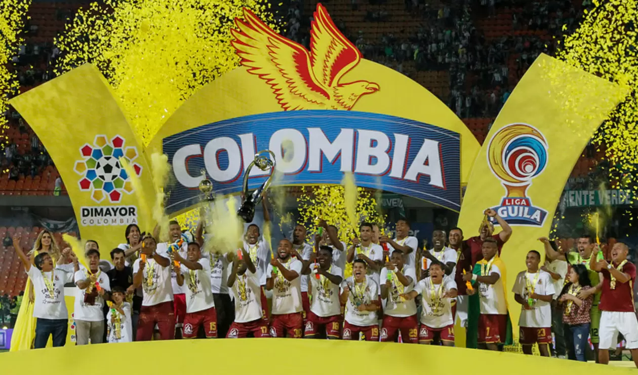 Jugadores del Deportes Tolima celebrando el título