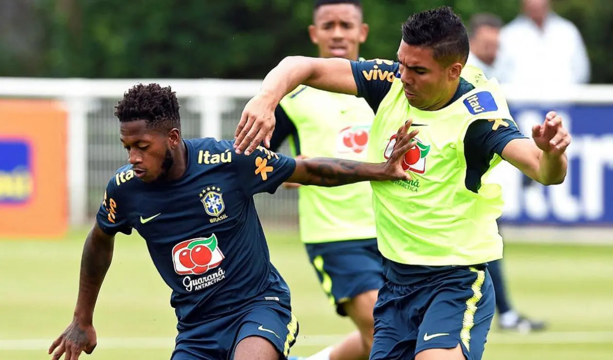 Fred y Casemiro disputando una pelota Selección de Brasil