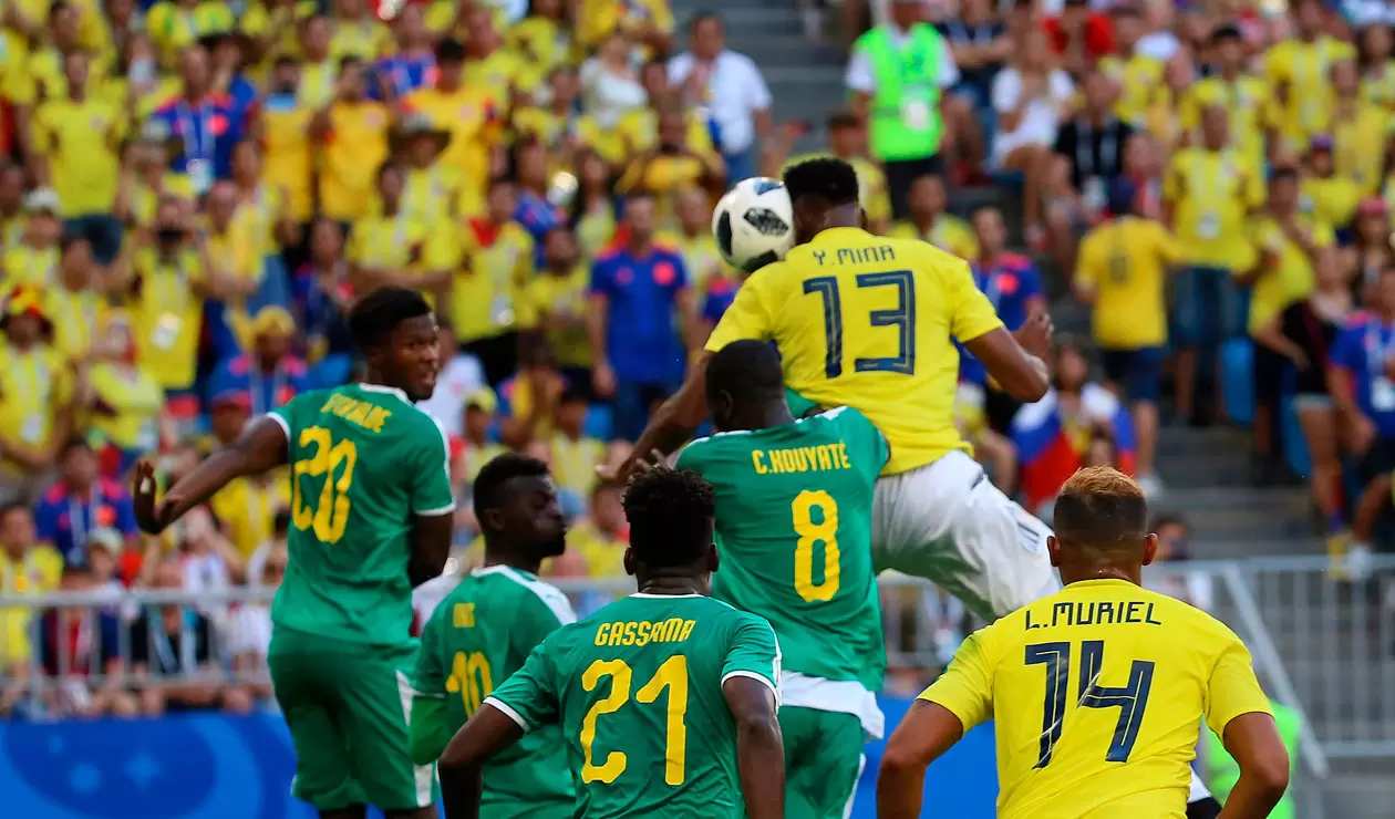Yerry Mina remata de cabeza para el gol de Colombia ante Senegal