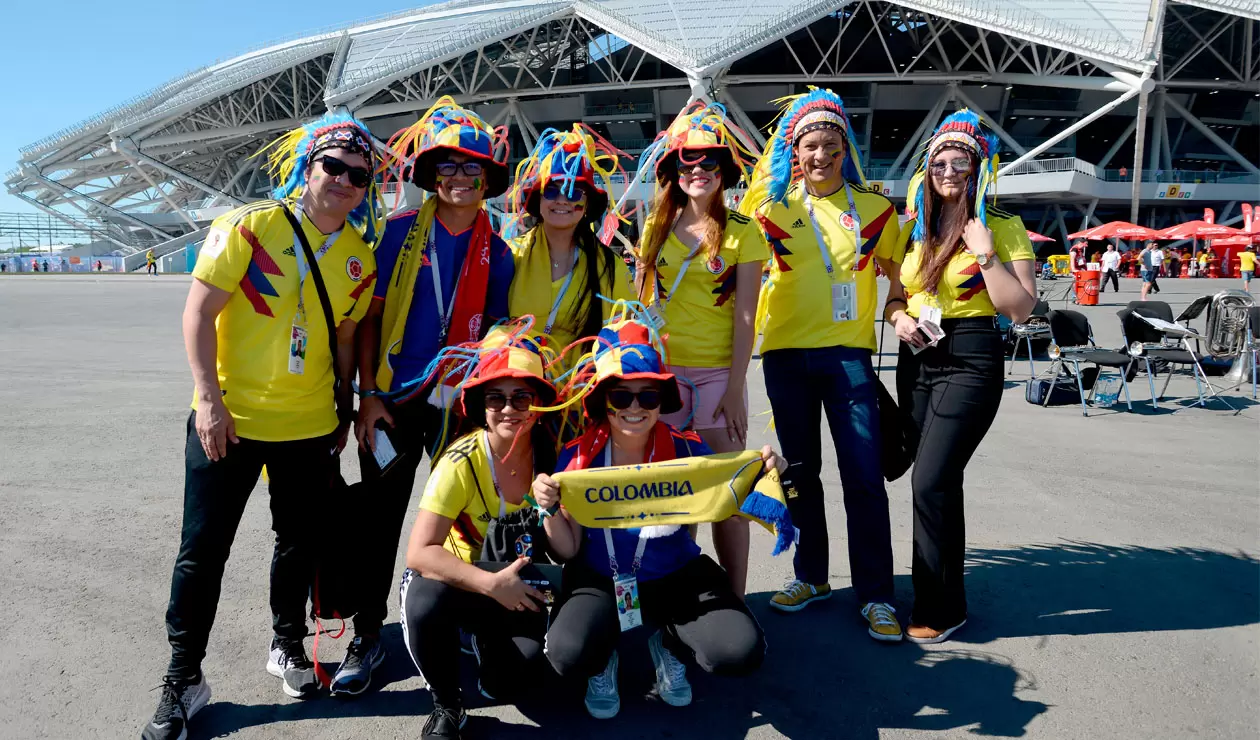 Hinchas de Colombia animar antes del partido frente a Senegal 