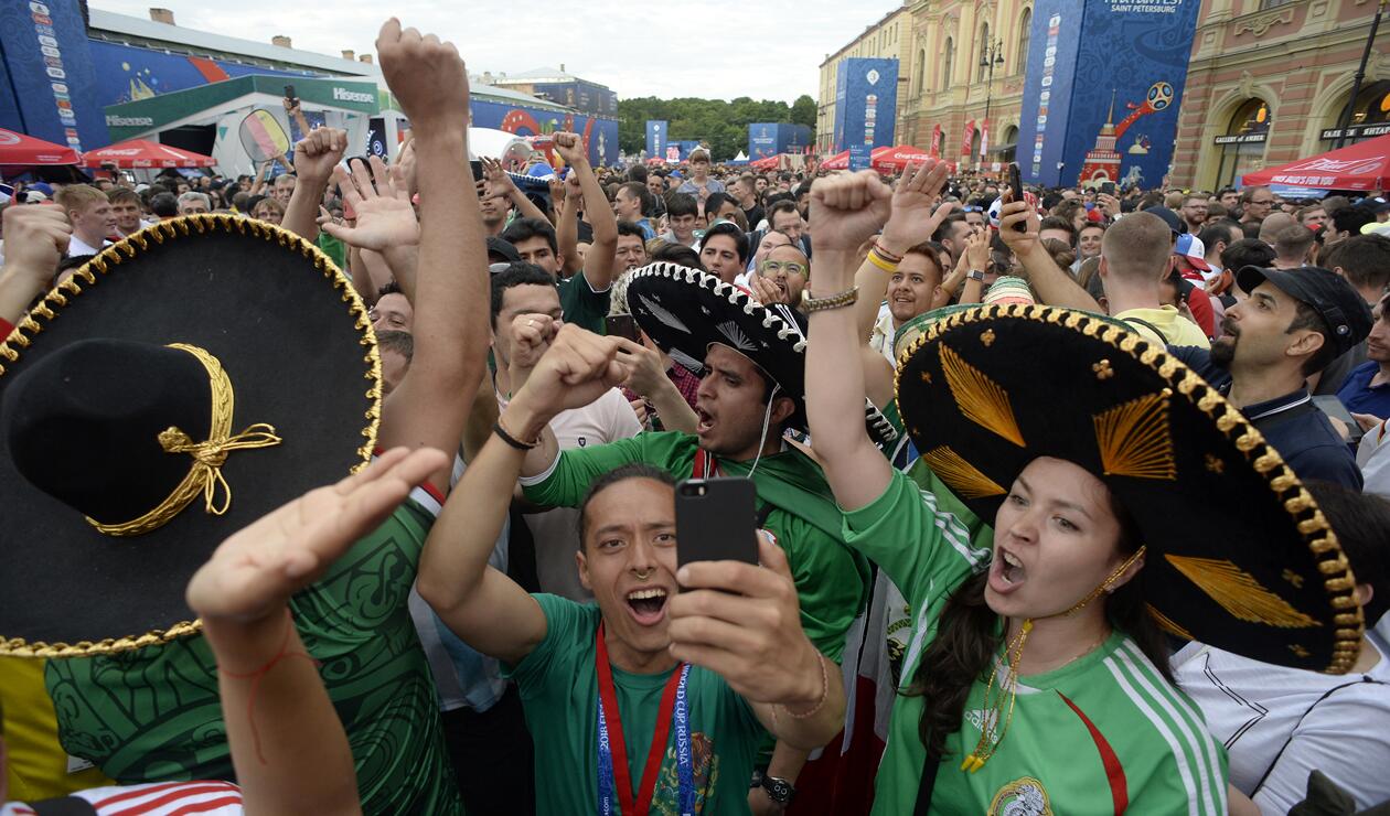 Hinchas mexicanos celebrando el triunfo ante Alemania