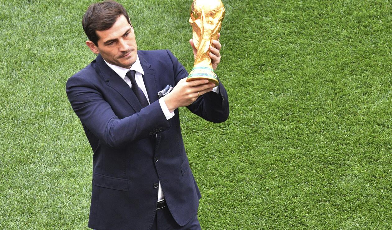 Iker Casillas levantando la Copa del Mundo en Rusia