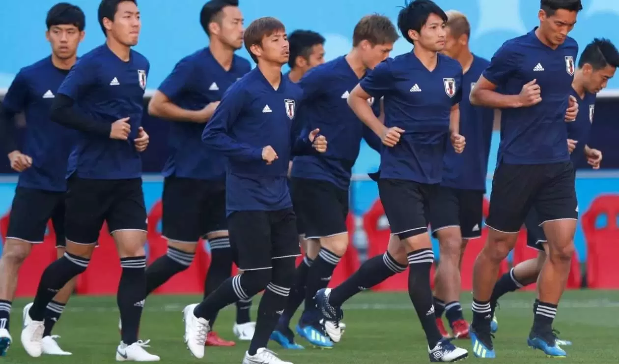 Jugadores de la Selección de Japón calentando