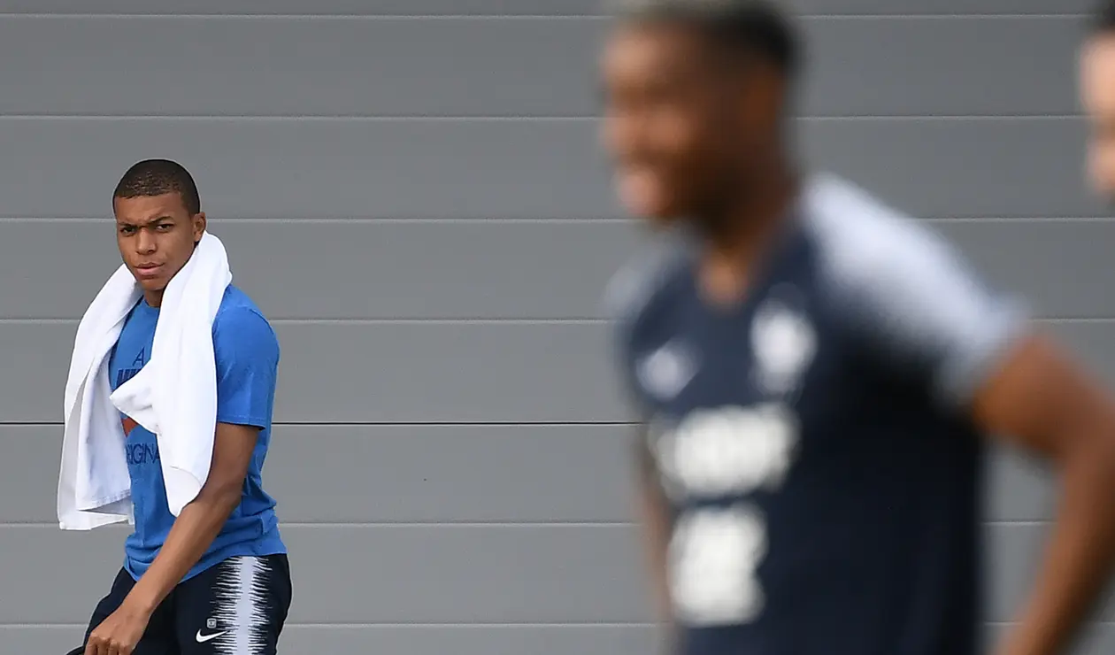 En el fondo Kylian Mbappé