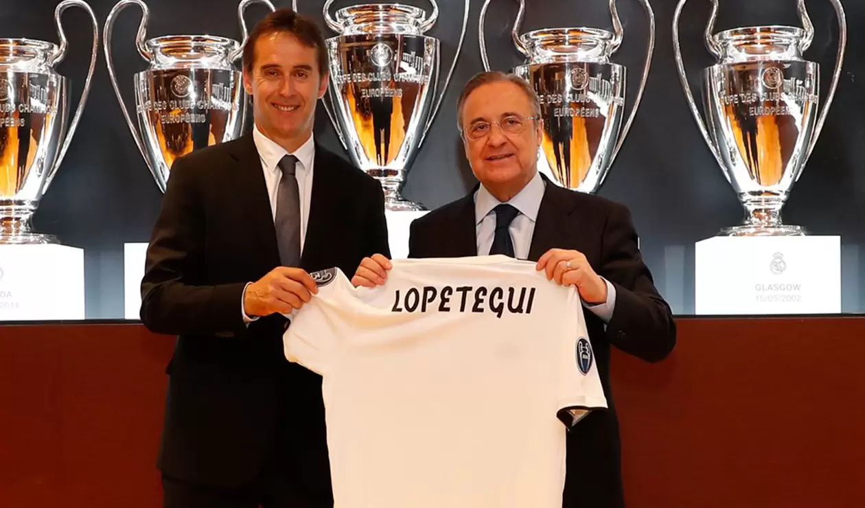 Julen Lopetegui en la sala de trofeos del Madrid junto a Florentino Pérez