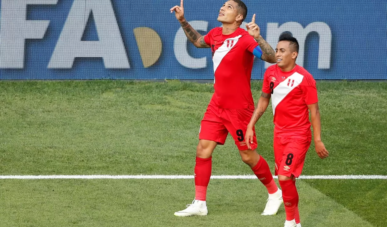 Paolo Guerrero y Cristian Cueva celebran el segundo gol de Perú ante Australia en Rusia-2018