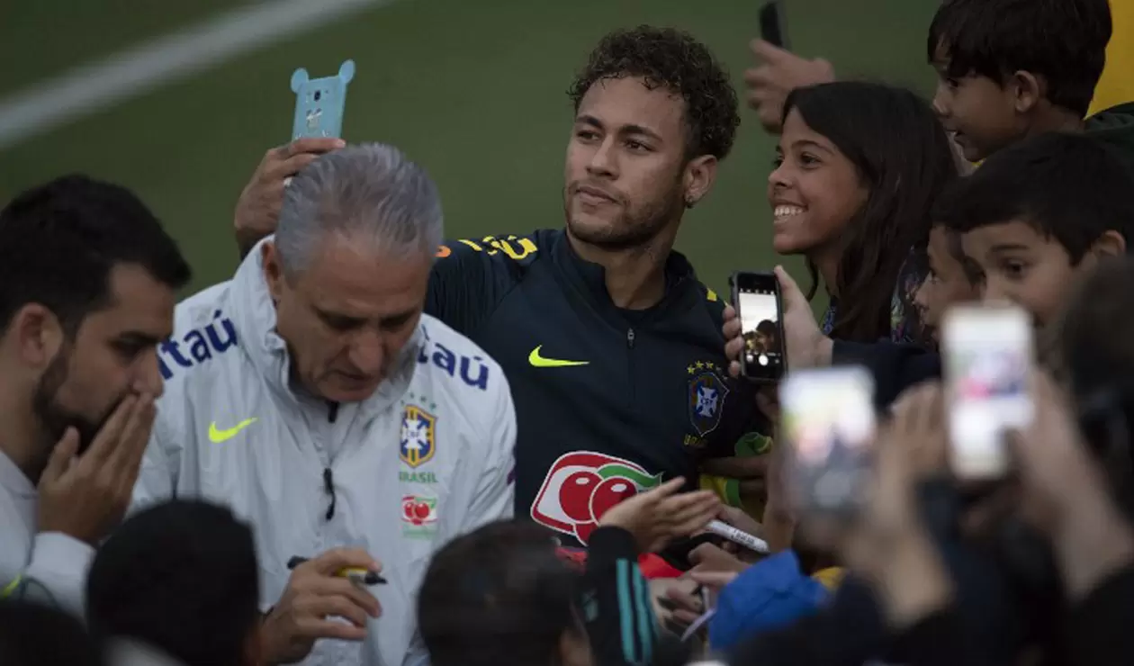 Tite y Neymar atendiendo a los fanáticos