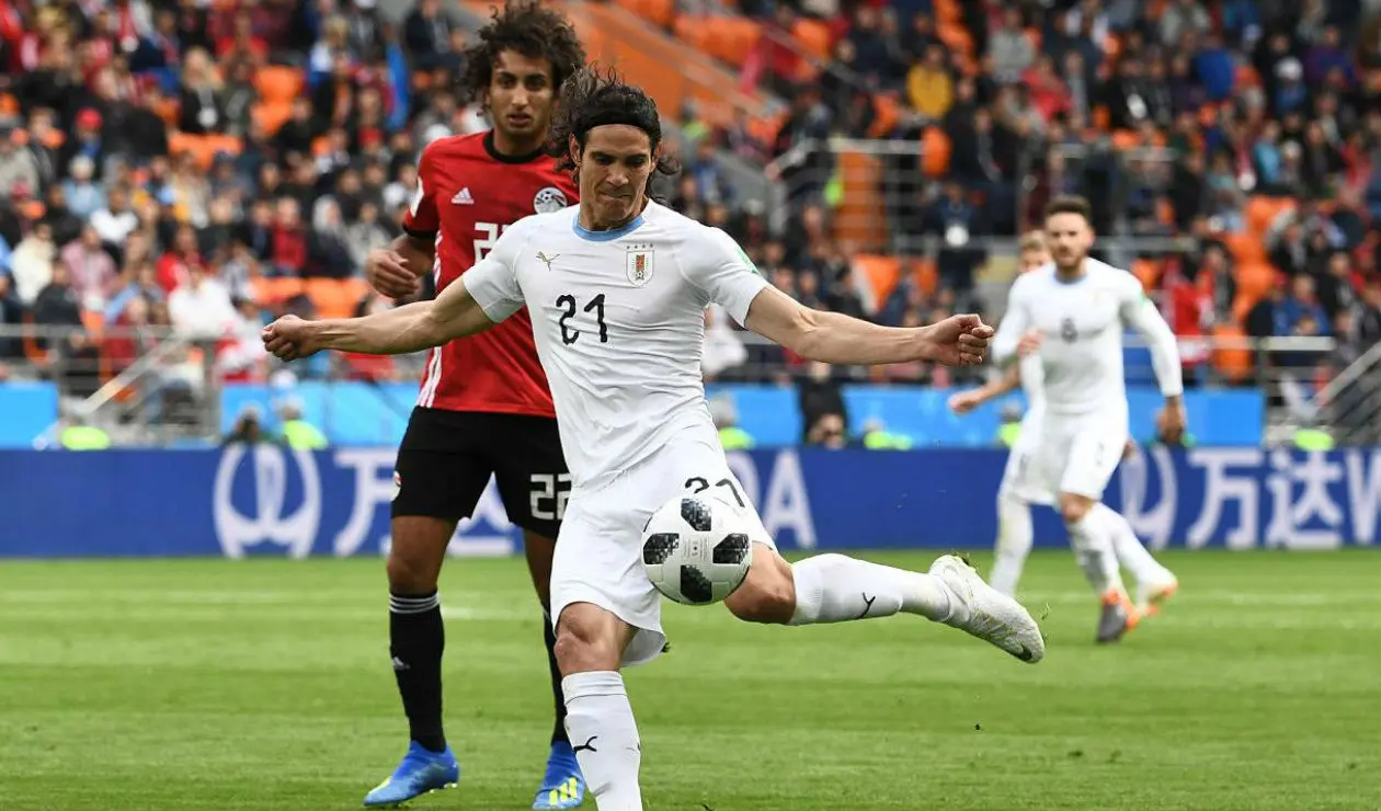 Edison Cavani, jugador de Uruguay, a punto de rematar al arco