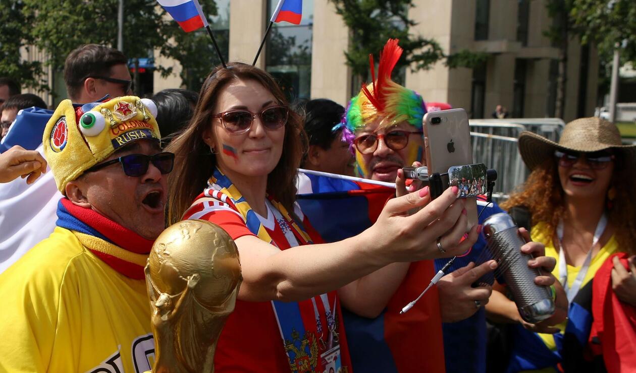 Hinchas colombianos festejan en el estadio Luzhniki
