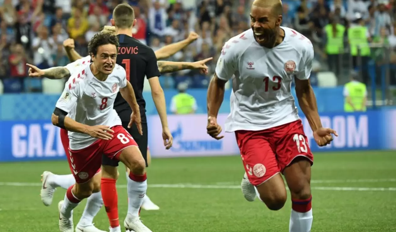 El danés Mathias Jorgensen celebrado el gol más rápido de Rusia-2018 en el juego ante Croacia