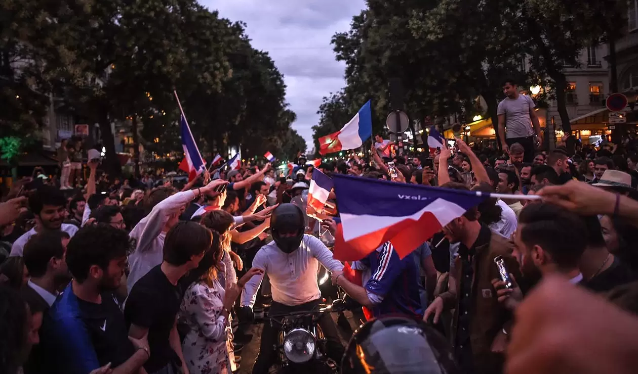 Hinchas hacen fiesta por el paso de Francia a la final del mundial de Rusia 