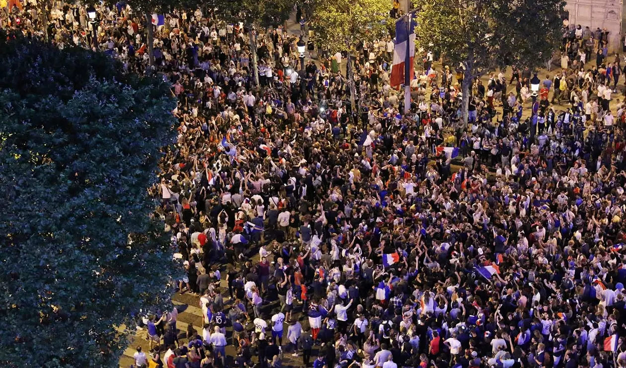 Hinchas en fiesta por el paso de Francia a la final del mundial de Rusia 