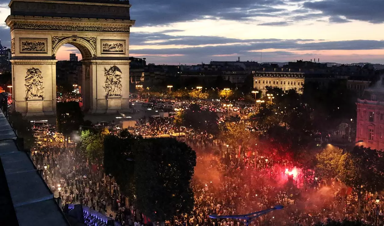 Fiesta en París por clasificación de Francia a la final del mundial de Rusia 