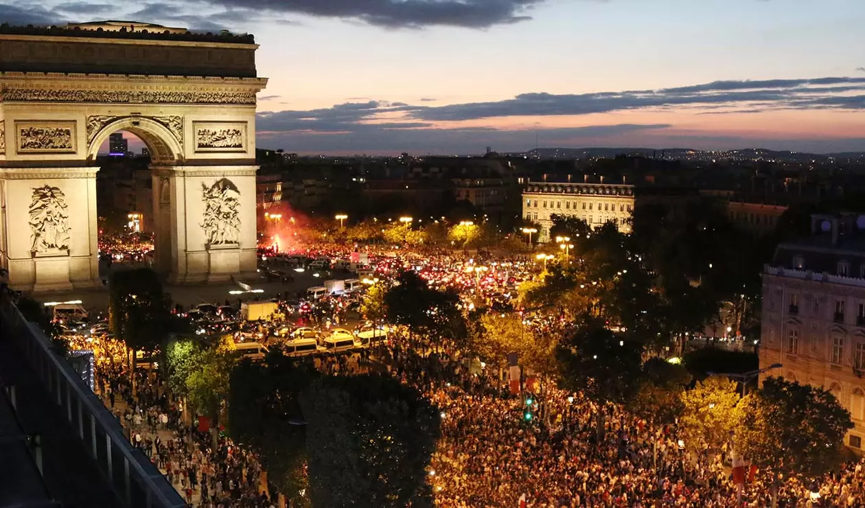 Hinchas hacen fiesta en París por paso de Francia a la final del mundial de Rusia 