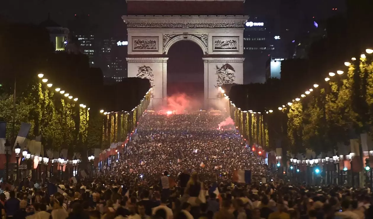 Hinchas franceses celebran victoria de Francia ante Bélgica