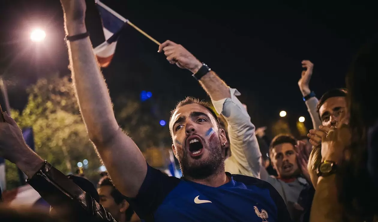 Hinchas celebran en Paris el paso de Francia a la final del mundial de Rusia 