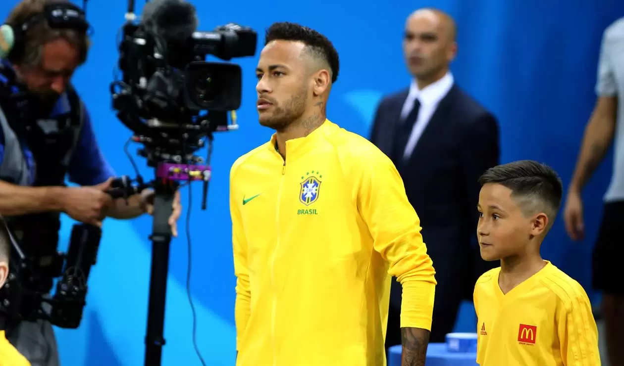 Neymar saliendo al campo de juego para el partido Brasil Vs Bélgica