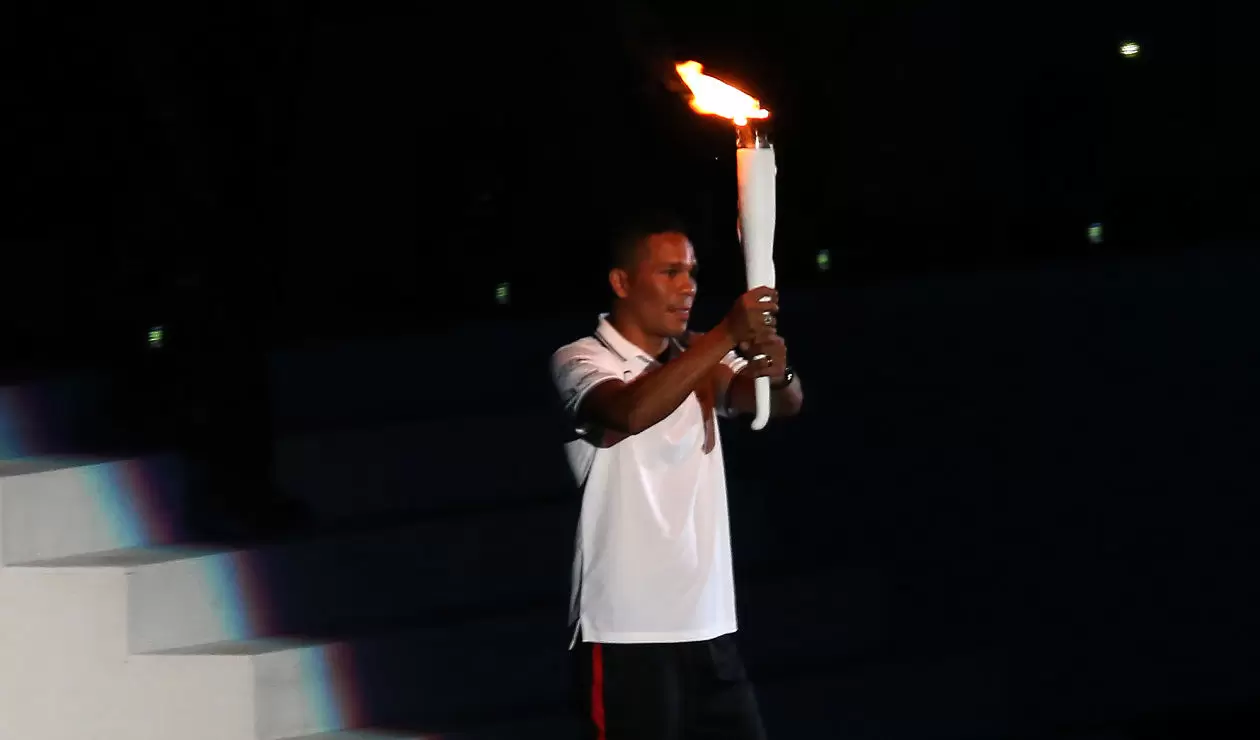 Carlos Bacca portando la llama olímpica de los Juegos Centroamericanos y del Caribe Barranquilla 2018