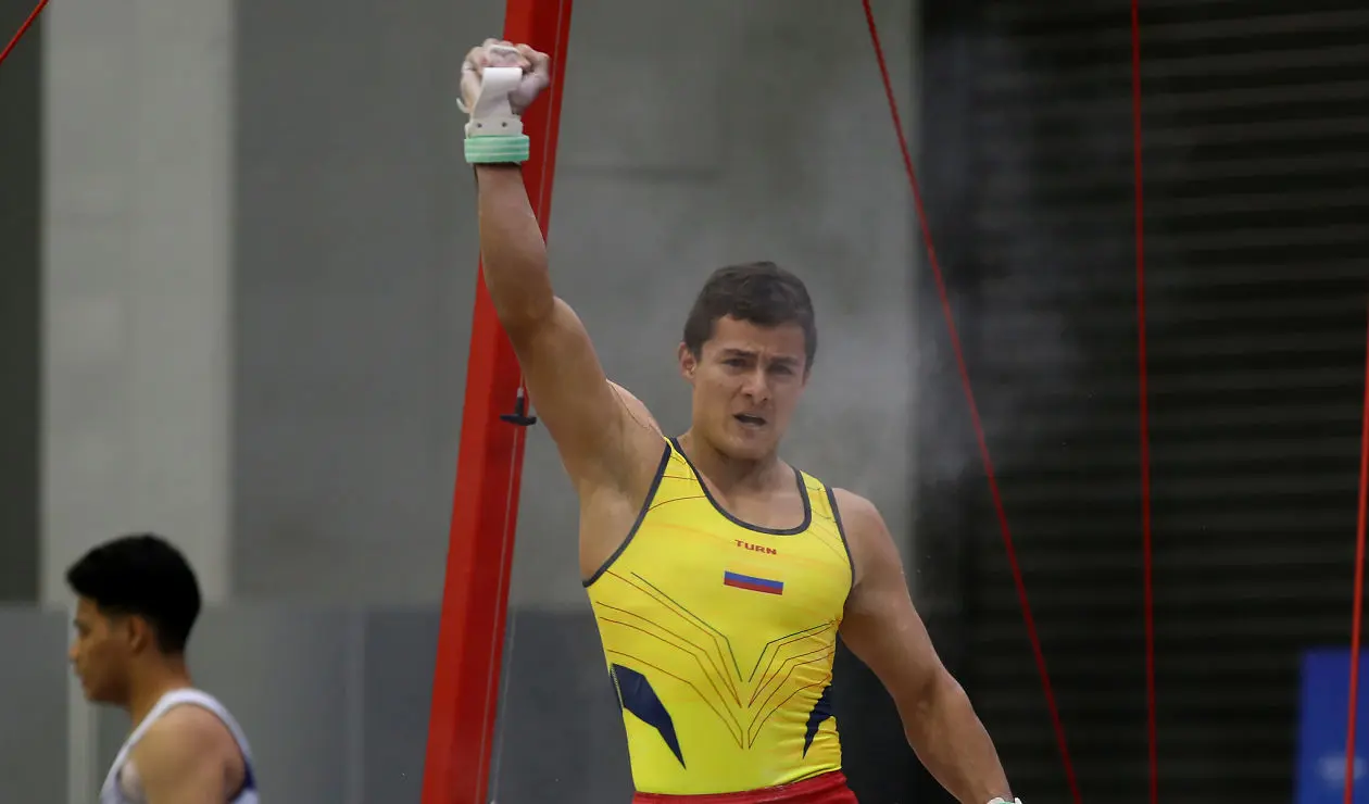 Un integrante del equipo colombiano en la prueba de gimnasia artística en los Juegos Centroamericanos y del Caribe Barranquilla 2018