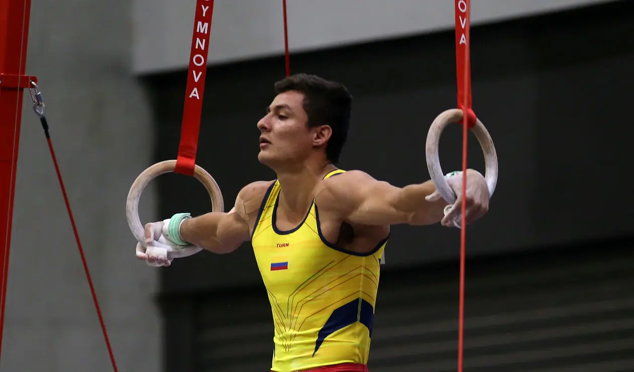 Un integrante del equipo colombiano en la prueba de gimnasia artística en los Juegos Centroamericanos y del Caribe Barranquilla 2018