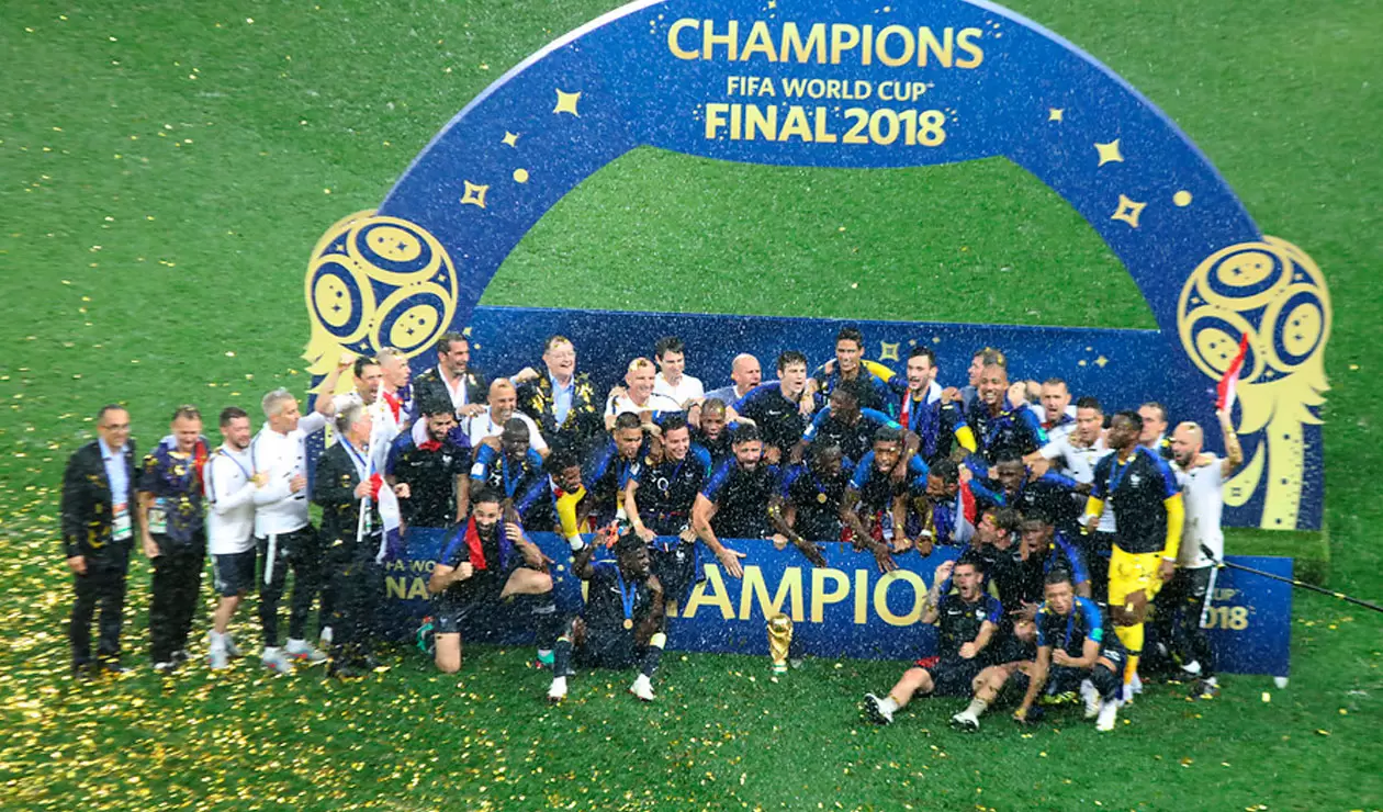 Francia celebra haber ganando el Mundial de Rusia tras vencer a Croacia en la final
