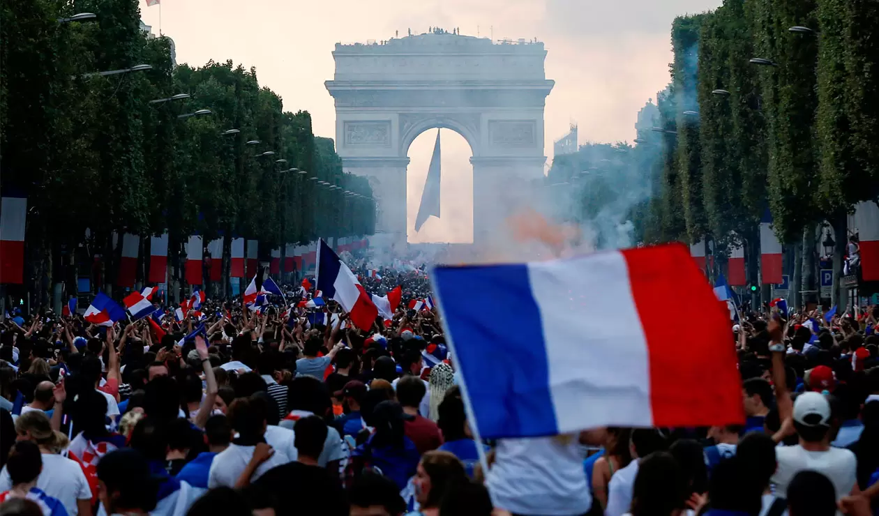 Los hinchas de Francia celebran por las calles de París tras ganar el Mundial de Rusia 