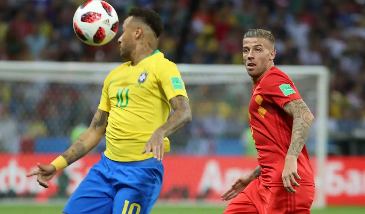 Jan Vertonghen presiona a Neymar durante el partido Brasil-Bélgica
