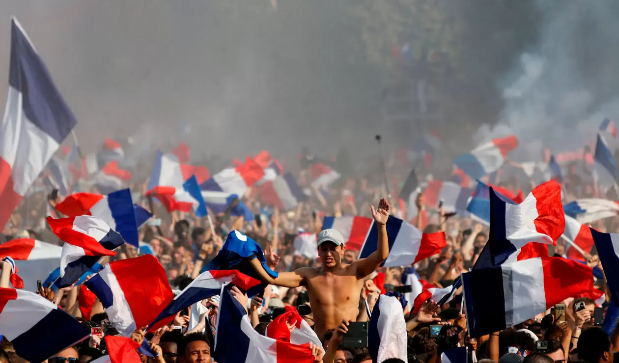 La bandera de Francia enarbolada tras el título en el Mundial de Rusia 2018